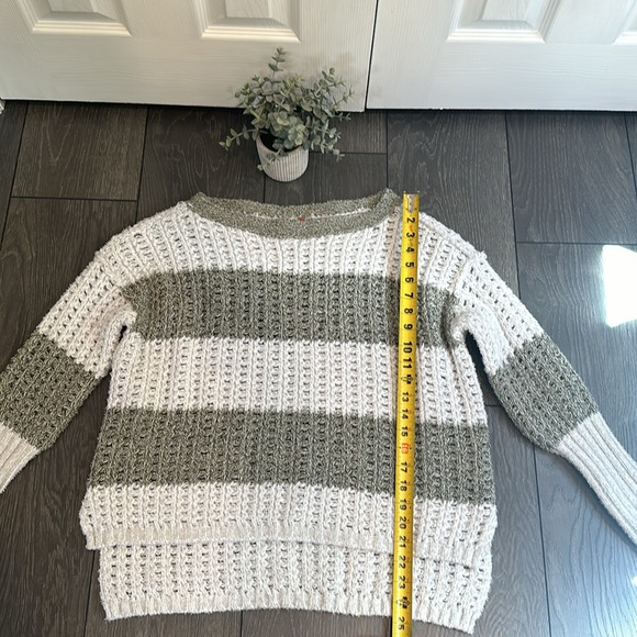 Woman’s Pilcro sweater - Picture 2 of 4